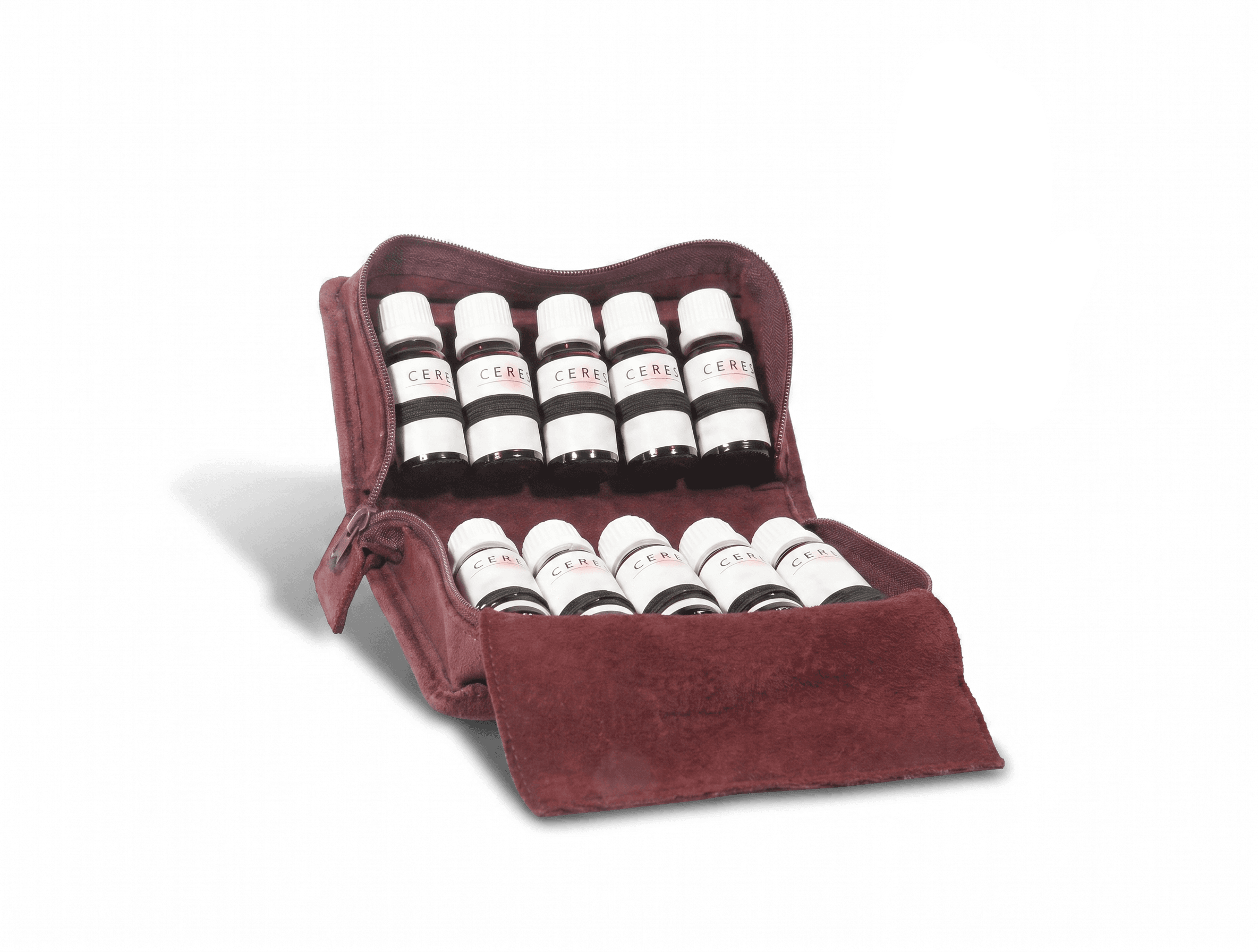 Offenes, weinrotes Etui mit zehn kleinen braunen Fläschchen mit weißen Kappen und Etiketten.