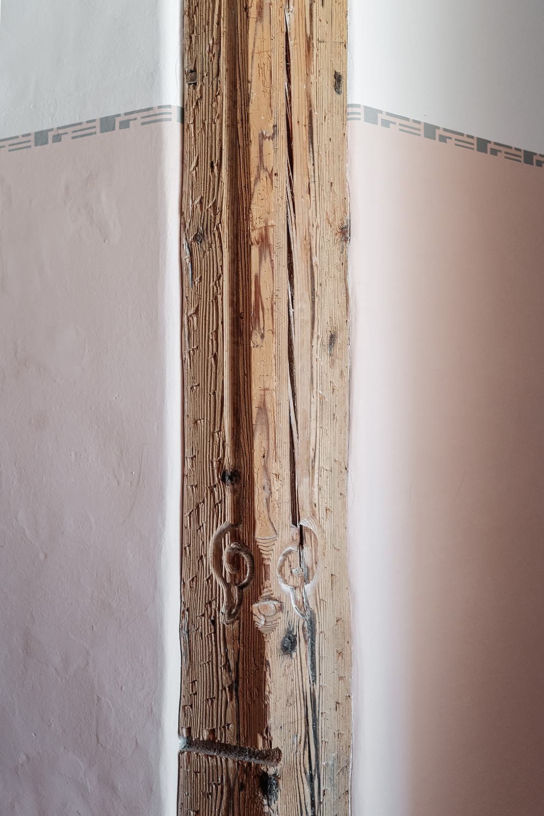 Historisches Holzdetail mit Beschlag im Riegelhaus