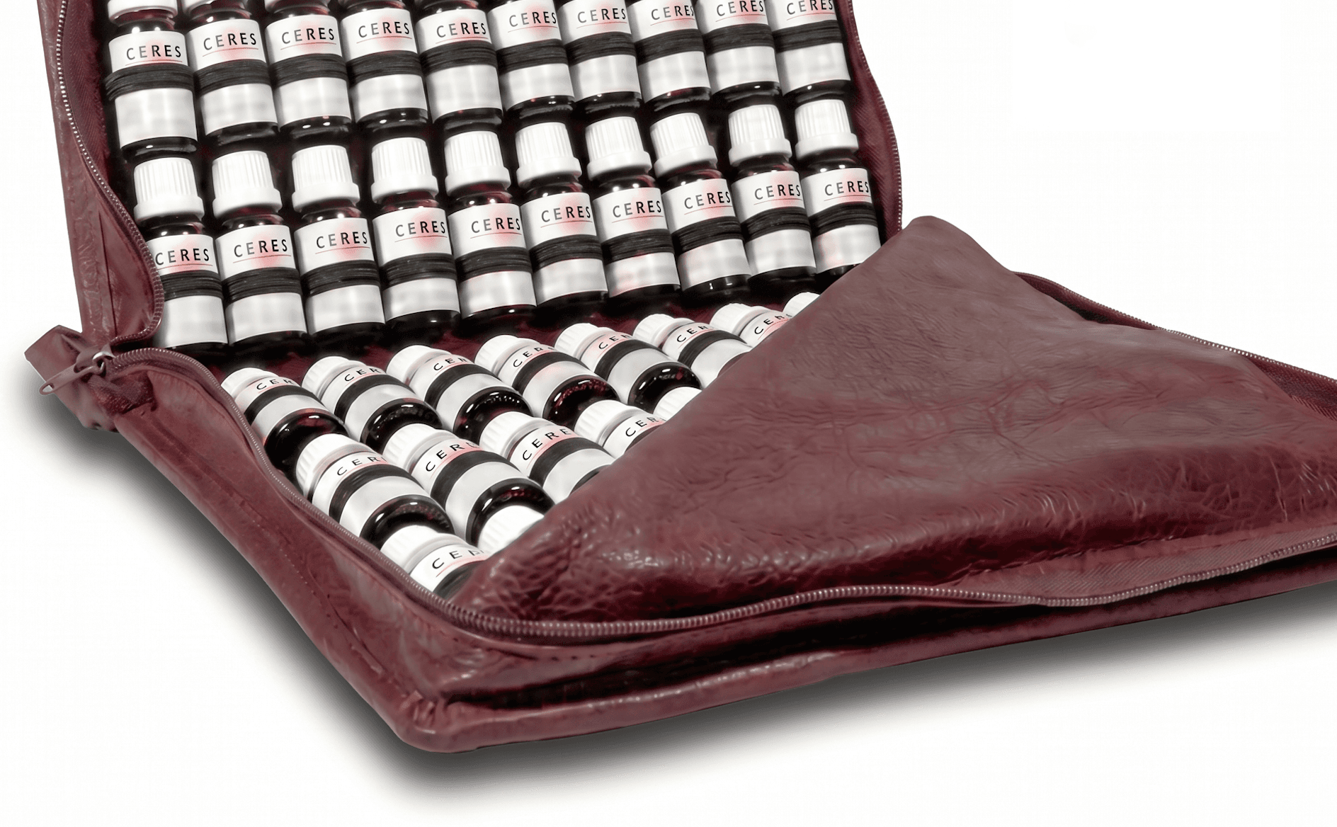 Offenes, braunes Etui mit mehreren Reihen brauner Glasfläschchen, die mit weißen Etiketten "CERES" und weißen Deckeln versehen sind.